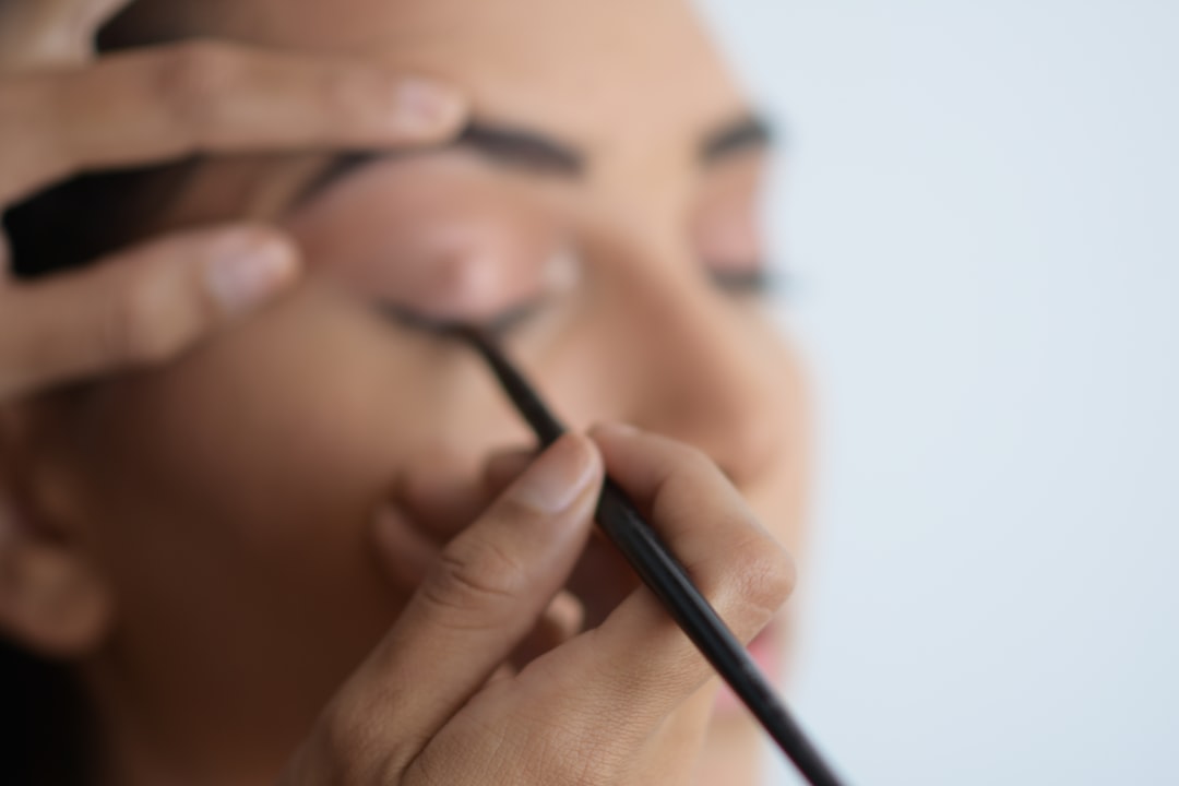 What is the difference between microblading and hybrid brows?
