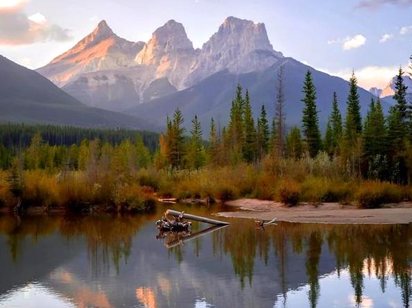 Visit the Renowned Three Sisters Scenic Spot